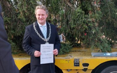 De kerstboom is van Kongsberg aangekomen in Gouda