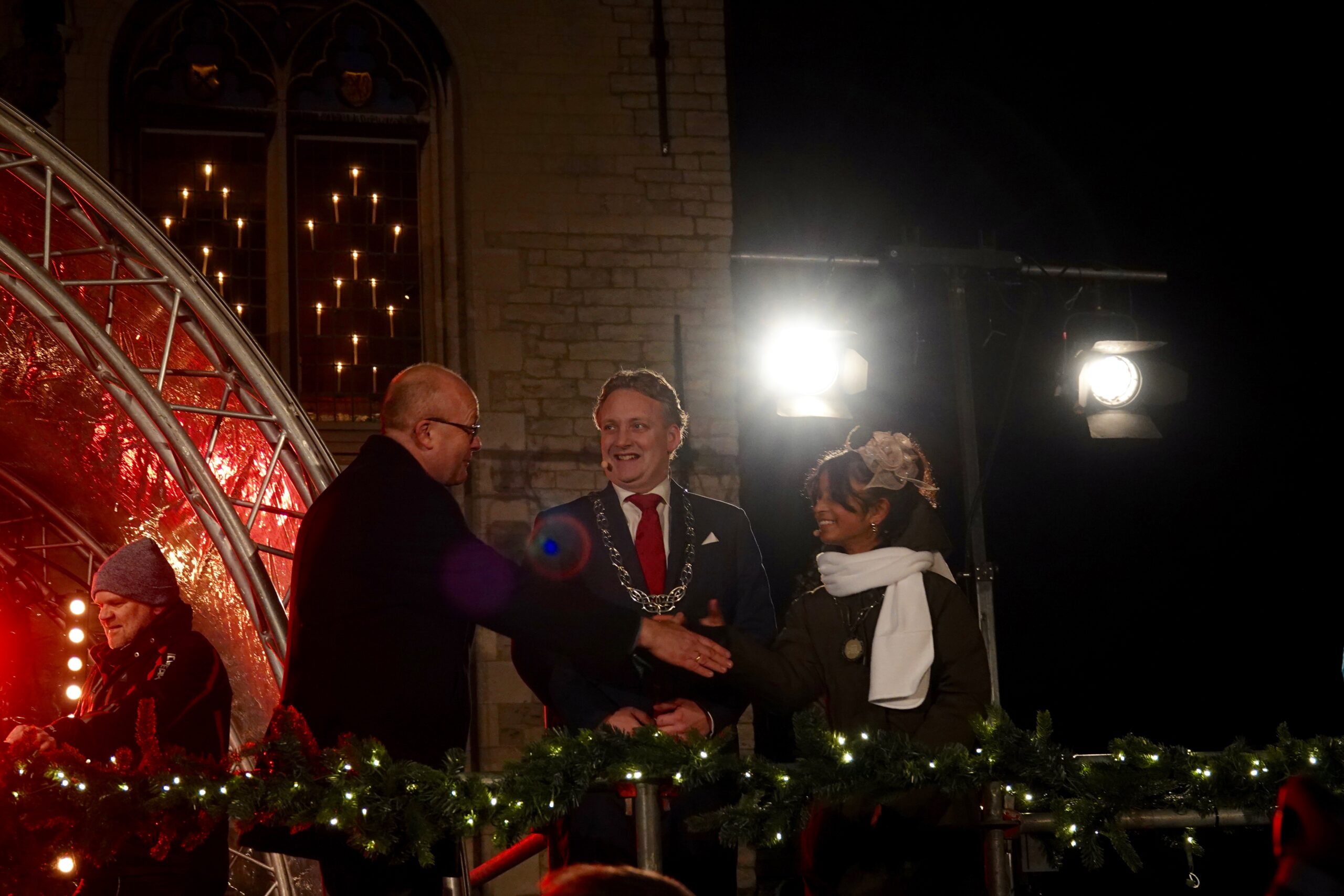 Burgemeesters drukken op de knop en ontsteken daarmee de lichtjes in de boom -Fotograaf Hans Colijn
