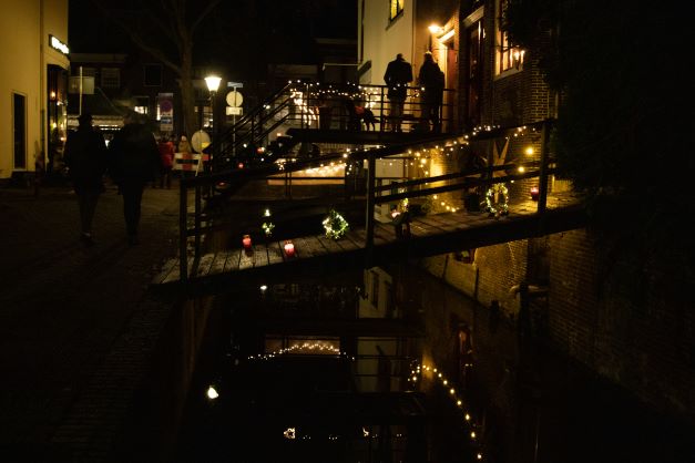 Met lichtjes en groen versierde brugggen aan de Peperstraat -Foto Astrid den Haan