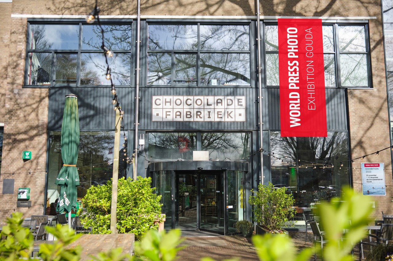 Voorkant van de Chocolade fabriek met de banner van de Worldpress photo op de gevel.