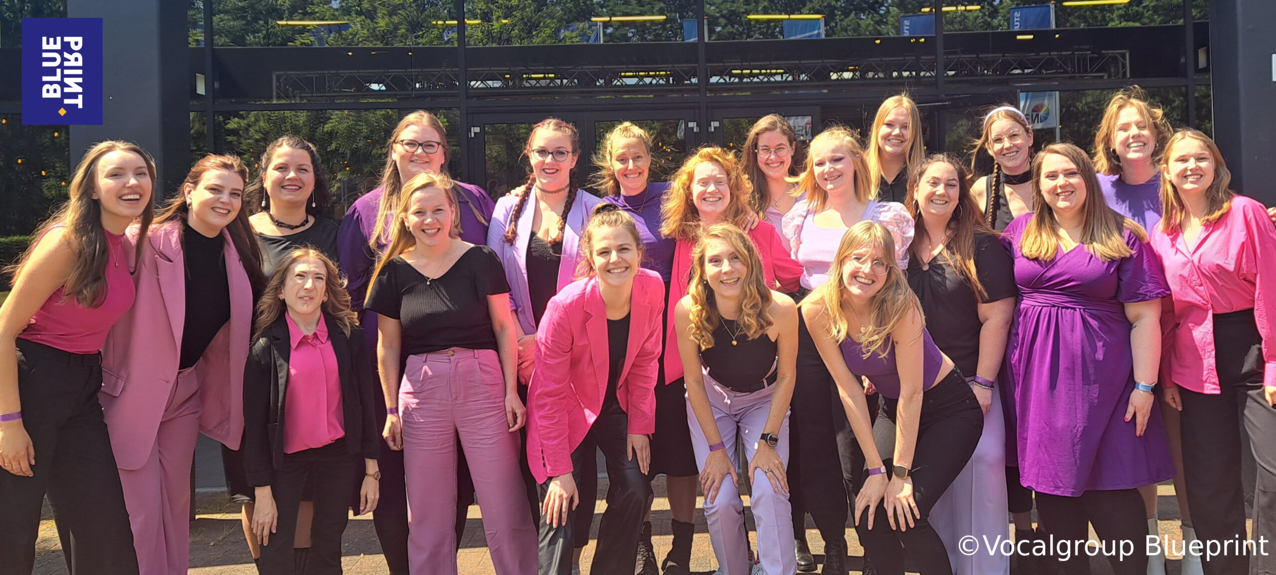 Vocalgroep Blueprint, gekled in roze en paarse kleding