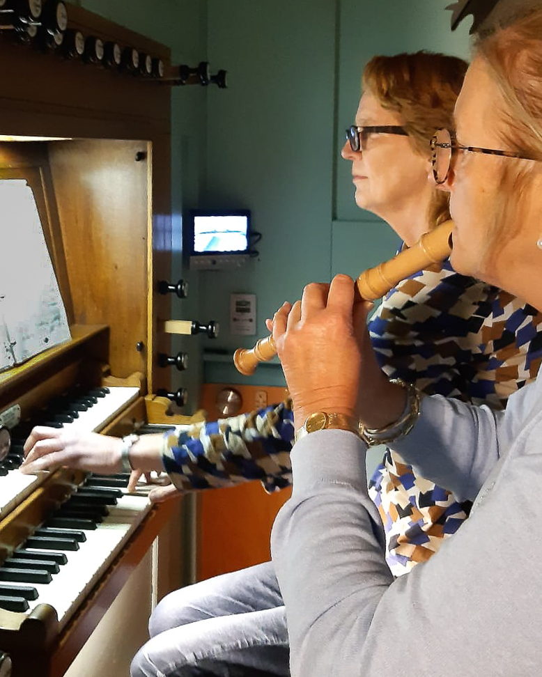 Foto van Marjan Luteijn op blokfluit en Marja Verweij op orgel. 