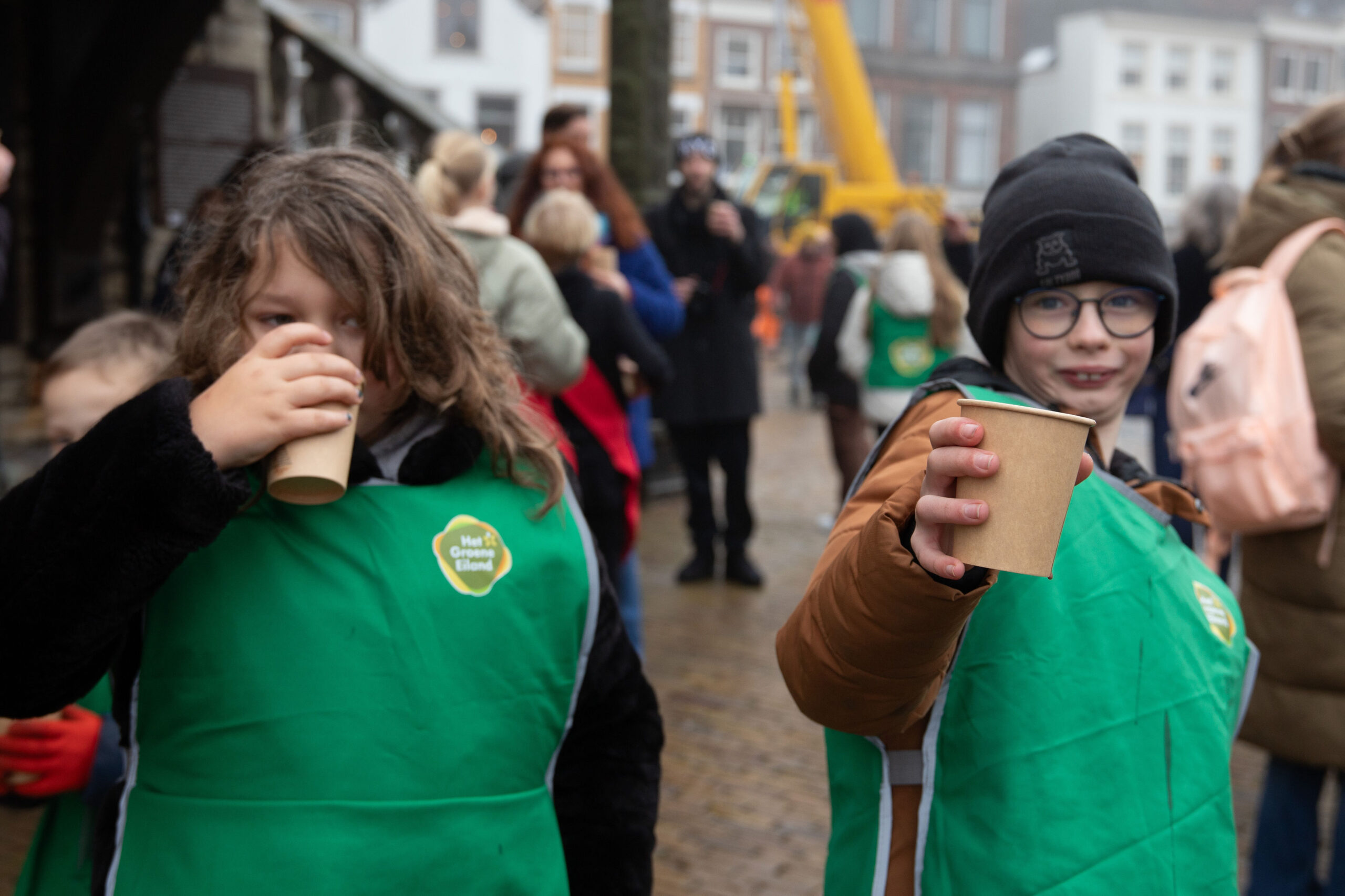 Jonegne en meisje, leerlingen OBS Het Groene Eiland drinken chocomel