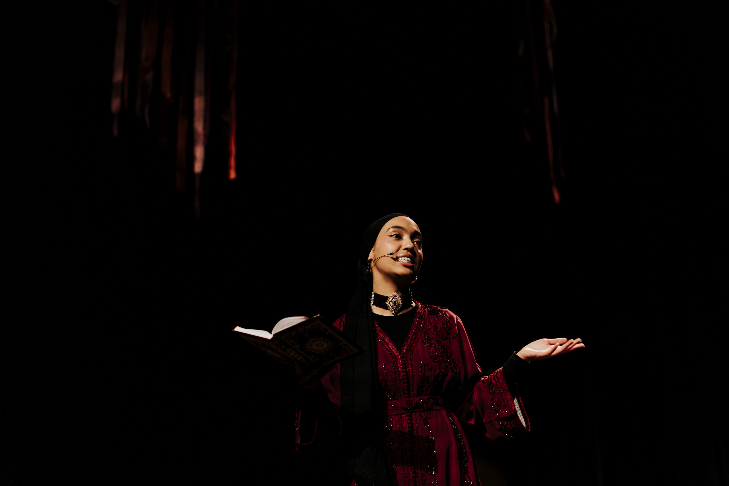 Jan Hogendoorn foto buiten en daaronder foto van solist Wessel van der Ham staand in kostuum voor een orkest