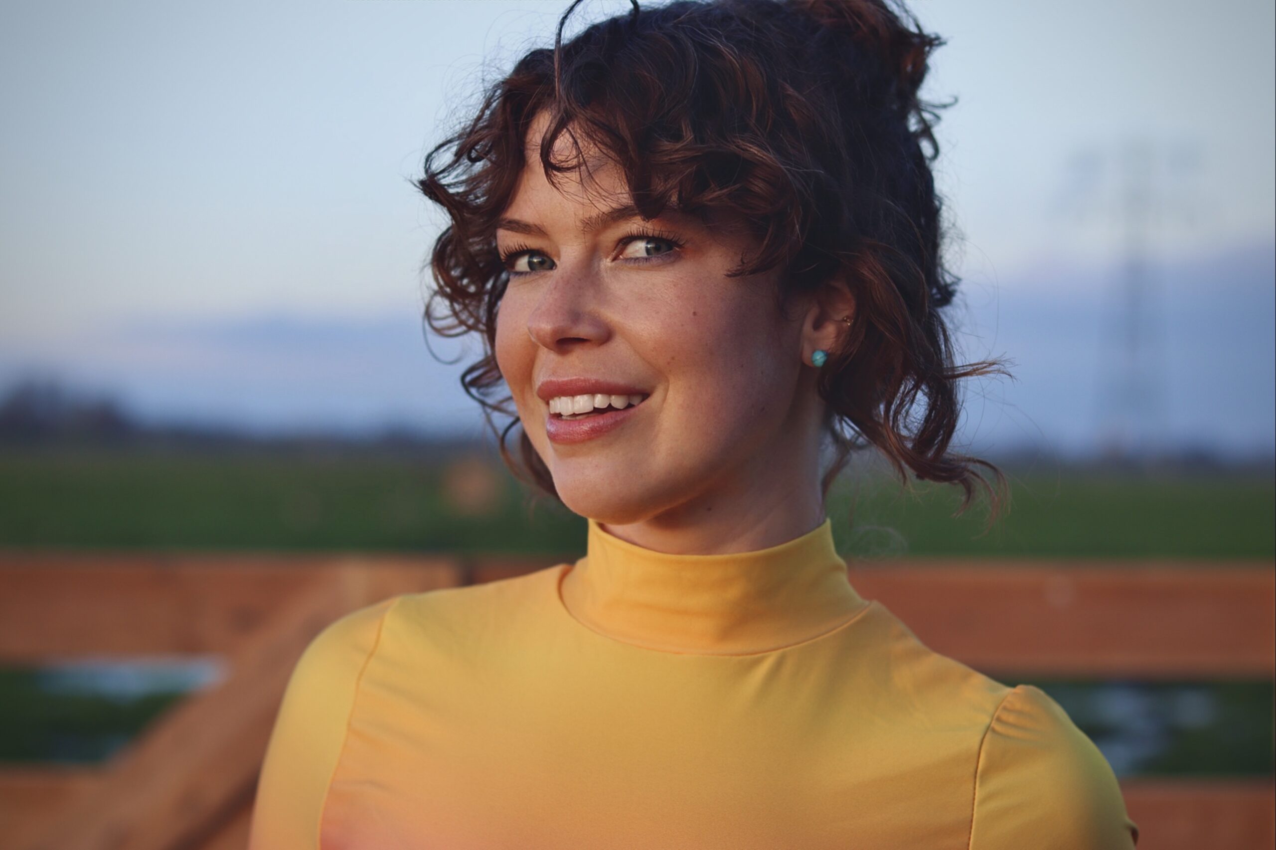 Popkoor Rebound zit op de trap, allemaal in roze en wit gekleed. Foto eronder staat Gouds Muziektheater onder slinger met "Merry Christmas"
