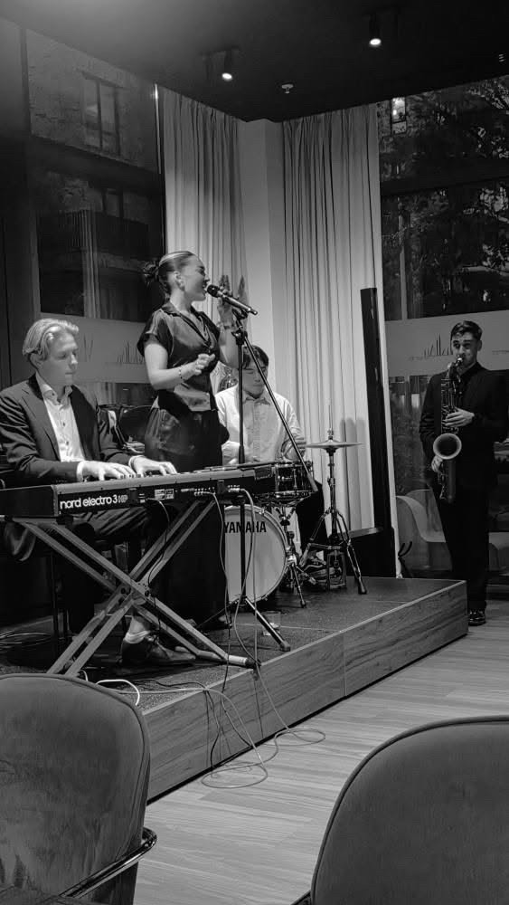 VoetFolk! voor het stadhuis op de markt tijdens Zotte Zaterdag.