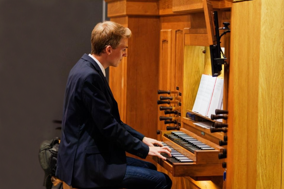Ronald Nijenhuis bespeelt een orgel