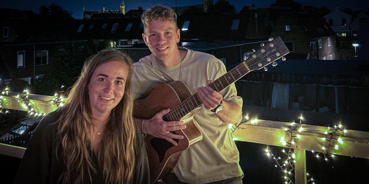 Groepsfoto van Jubal in Parijs met de Eiffeltoren op de achtergrond. Iets links daarvan gaat de zon net onder. 