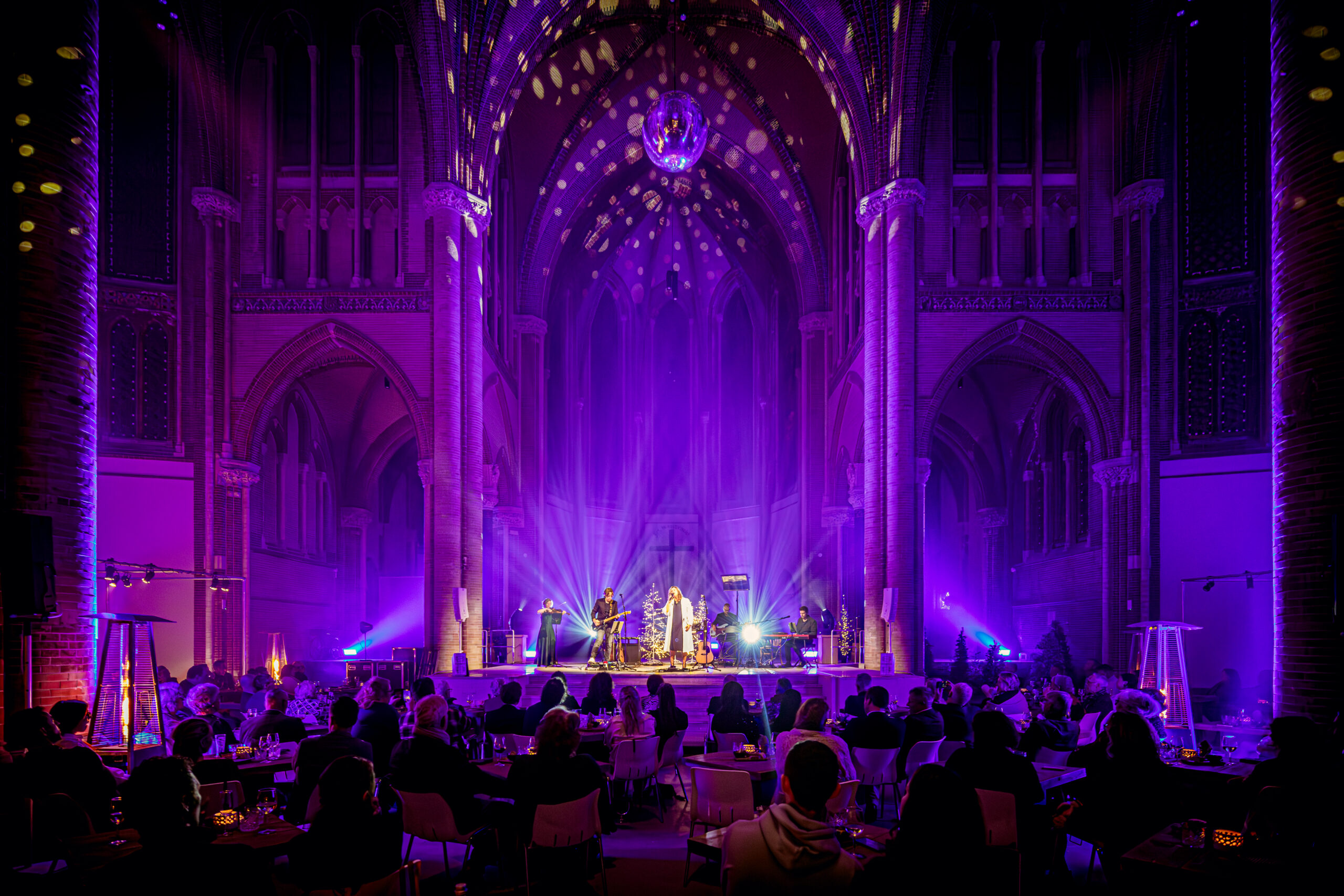 Kaarsen, met kaarsvet vastgeplakt op een stenen straatpaaltje