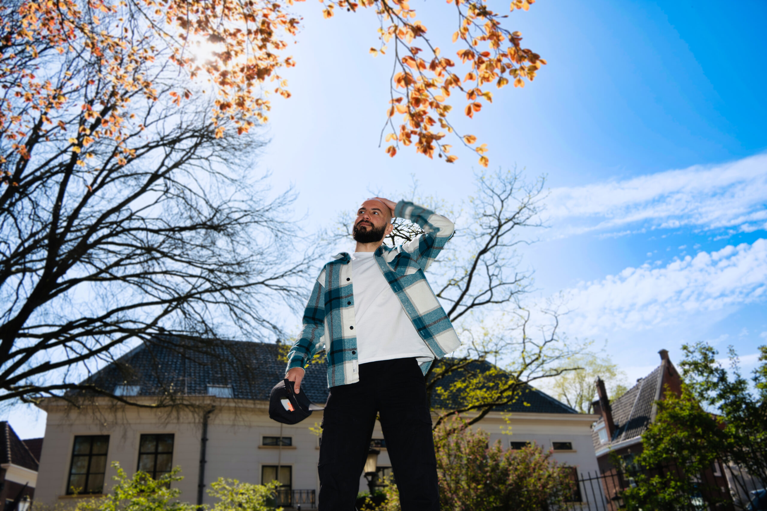 Kaarsen, met kaarsvet vastgeplakt op een stenen straatpaaltje