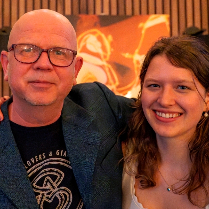 Kaarsen, met kaarsvet vastgeplakt op een stenen straatpaaltje